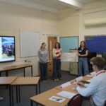 students pitching to dragons