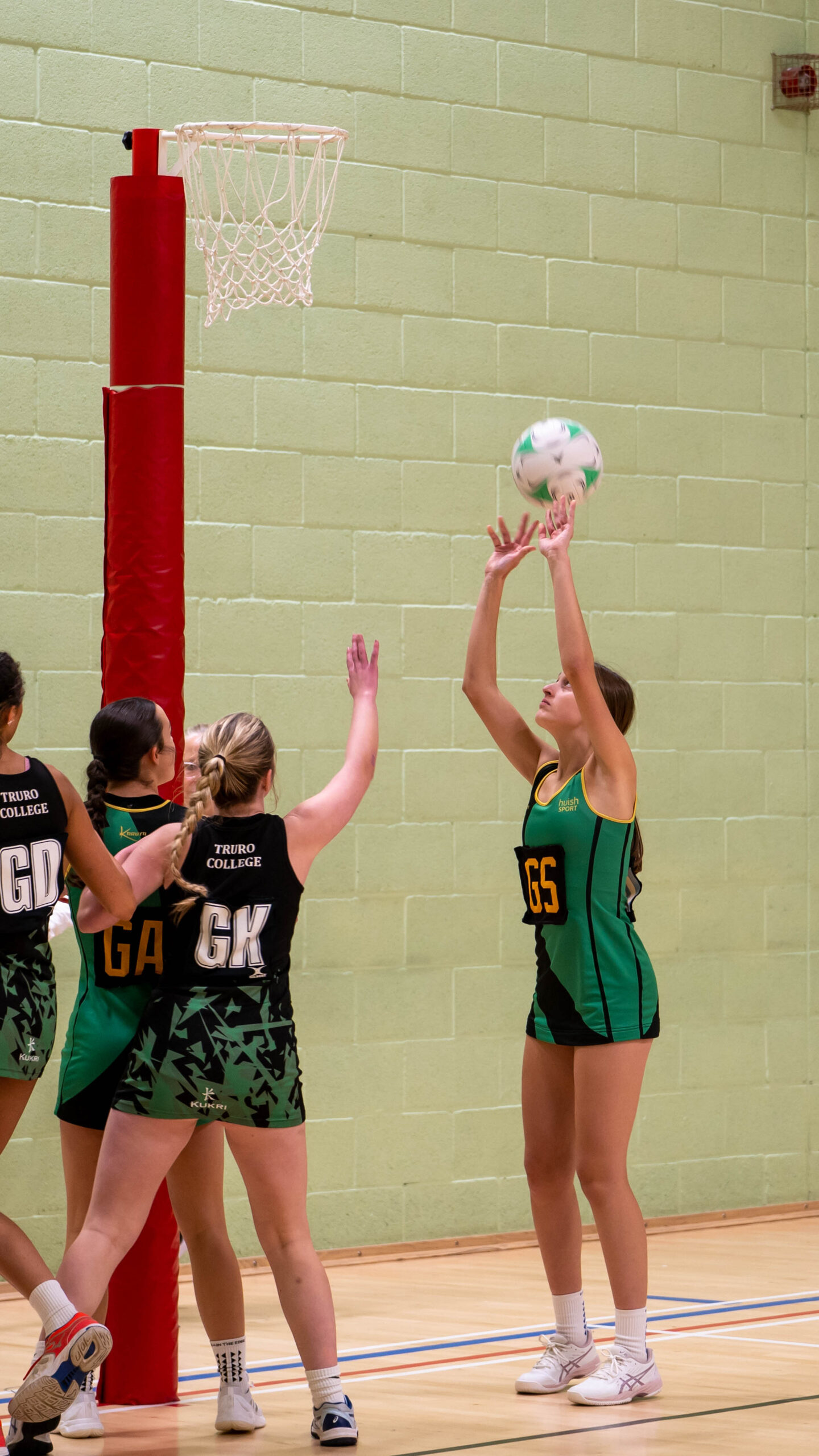 Netballer shooting ball